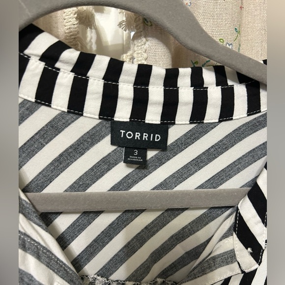 Torrid Black & White Stripe Challis Button Front Shirt Size 3 (22/24) - Picture 5 of 7